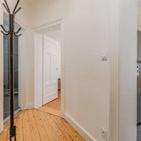 Plumeria: Peaceful Grand Near Station With Free Parking Apartment