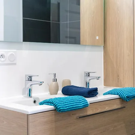 Plumeria: Peaceful Grand Near Station With Free Parking *